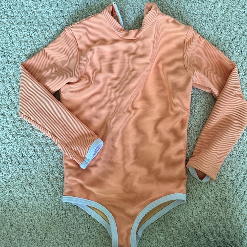 LainSnow girls rash guard one piece, EUC, runs small (fits closer to a 5/6)